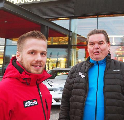 Rakentajan edustajana saneeraushankkeessa toiminut Juha Mustakangas (oikealla) keskustelemassa Autoverkkokauppa.fi:n myyjän Toni Barckin kanssa