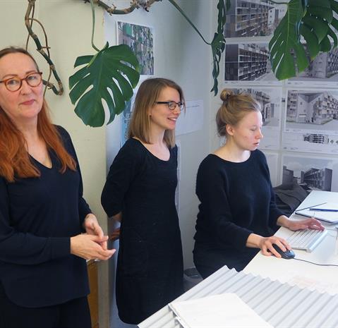Arkkitehti Pia Ilonen (vasemmalla) yhdessä arkkitehtien Karoliina Hopun (keskellä) ja Anu Tahvanaisen kanssa Tallin toimistossa