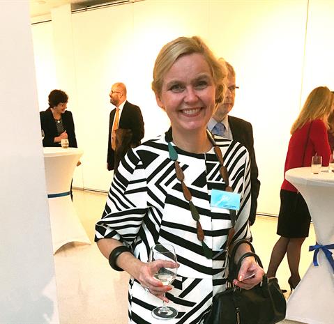 Suomalaiseen luomukseen Prahan näyttelyn avajaisiin sonnustautunut Laura Isoniemi on Echoes 100 -näyttelyun ideoija, kuraattori, tuottaja ja taidepedagogi TaM.