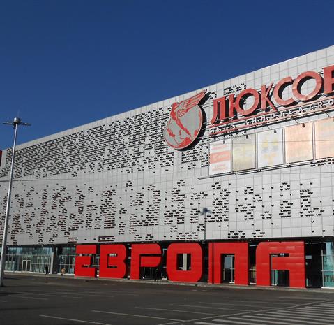 Торговый центр «Европа» в г. Курске, открытый в 2013 году. Сэндвич-панели и фасад Liberta для данного торгового центра были поставлены RUUKKI.