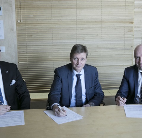 Sopimuksen allekirjoittivat TTY:n vararehtori Jarmo Takala, Executive vice president Olavi Huhtala SSAB Europe Oy:stä ja President Sami Eronen Ruukki Construction Oy:stä. Kuva Virpi Andersin.