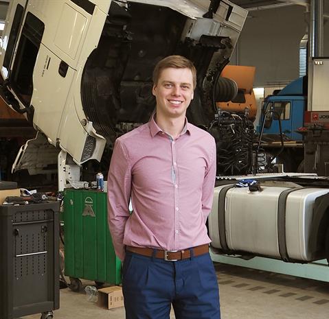 Projektinjohtaja Varis Veinbergs kehuu Avar Auton tiimiä sitoutumisesta rakennushankkeeseen. Oman työpaikan suunnittelu innoitti hyvää tulokseen. Tyylikkäässä ja toimivissa tiloissa on hyvä työskennellä.