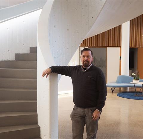 Jari Pekka Innanen on tyytyväinen uuteen pääkonttoriin. Suunnittelun johtotähtenä olivat työntekijät, työnteko, turvallisuus, viihtyvyys ja terveellisyys.