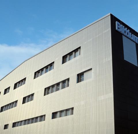 Rakennuksen julkisivussa on käytetty Ruukin valmistamaa teräsjulkisivulamellia, Tokyo S18:ta. Etelän puoleinen vaalea julkisivu heijastaa lämpösäteilyn takaisin eikä rakennus lämpene kesällä liikaa. Pohjoispuolella on käytetty tummaa väriä.