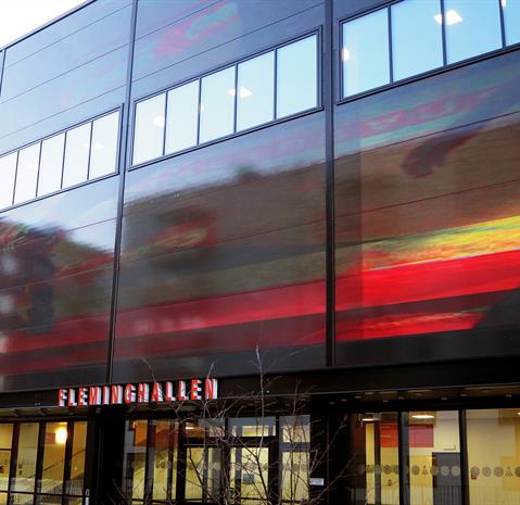 Fleminghallenin alakerrassa toimii ICA-market ja yläkerrassa urheiluhalli. 