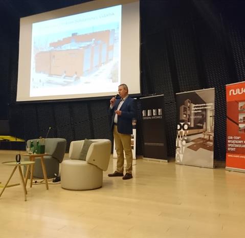 Ruukin Business Manager Arkadiusz Krześniak esitteli yhtiön julkisivuratkaisuja.