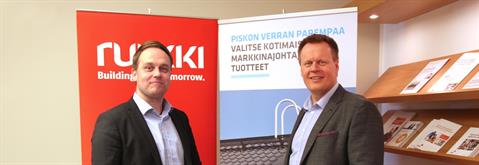 Jaakko Piri, markkinointijohtaja, Piristeel (vas), ja Jouni Metsämäki, Ruukin kattoliiketoiminnan johtaja