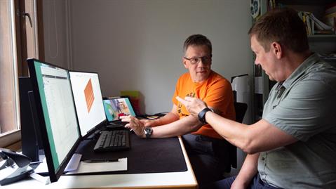 Pasi Kivimäki (left) from Sweco showing Ruukki’s Tapani Tuominen how to use BIM in practice.