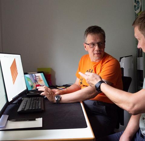 Pasi Kivimäki (left) from Sweco showing Ruukki’s Tapani Tuominen how to use BIM in practice.