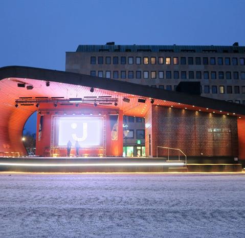 Tapahtumapaikkana lava vaatii myös tekniikan äänentoistoon ja valaistukseen. Tekniikka on sijoitettu lavan alle. Lava on myös varustettu LED-valoin. Photo: ©Eija Hiltunen