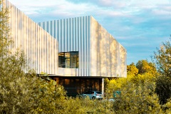 Nieregularne bryły Prime Construction z elewacją Ruukki Design