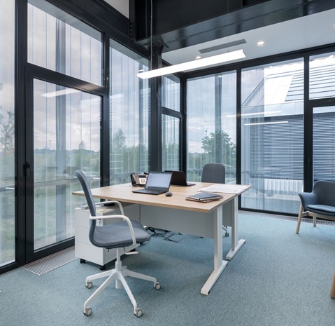 Wnętrze siedziby Prime Construction z perforowanymi profilami Ruukki Design na zewnątrz