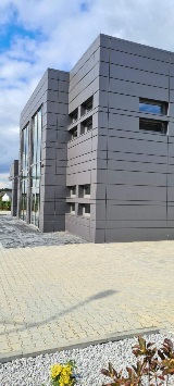 Narożnik siedziby Rzekiecki Coatings z elewacją z kasetonów Ruukki Liberta 500