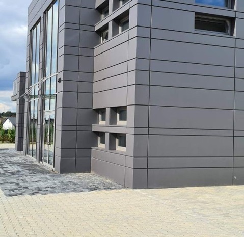 Narożnik siedziby Rzekiecki Coatings z elewacją z kasetonów Ruukki Liberta 500