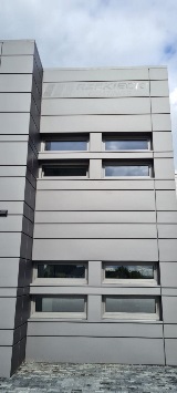 Logo Rzekiecki Coatings na kasetonie elewacyjnym Ruukki Liberta 500