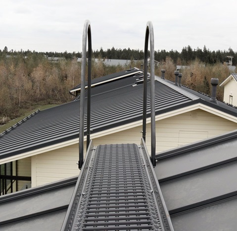 Komunikacja dachowa – ława kominiarska na dachu Ruukki