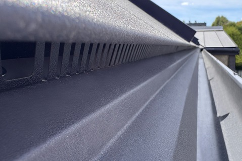 Listwa wentylacyjna Ruukki na dachu z blachy na rąbek stojący Ruukki Classic