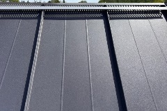 Listwa wentylacyjna Ruukki w trakcie montażu