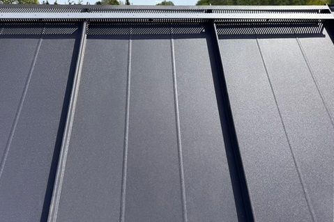 Listwa wentylacyjna Ruukki w trakcie montażu