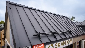 blacha na rąbek stojacy Ruukki Classic na dachu domu modelowego