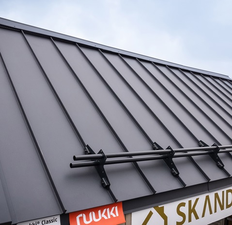 blacha na rąbek stojacy Ruukki Classic na dachu domu modelowego