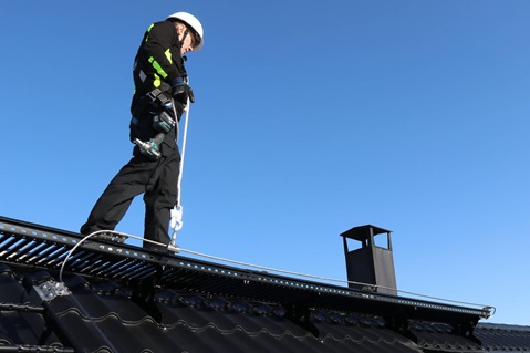 SafeLine-on-roof-ladder-and-walkway