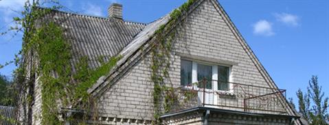 does-your-roof-leak-or-gather-moisture