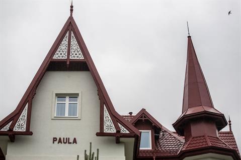 Dominantou vily Paula je vysoká vežička, na ktorú klampiari vyrobili strechu priamo na mieru